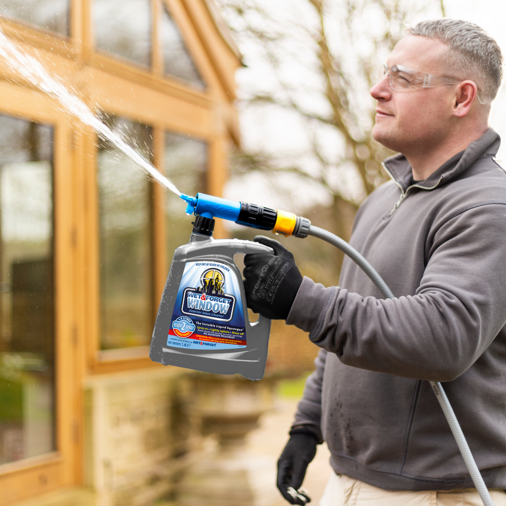 Man using Wet & Forget Window Cleaner 1.4L Sprayer